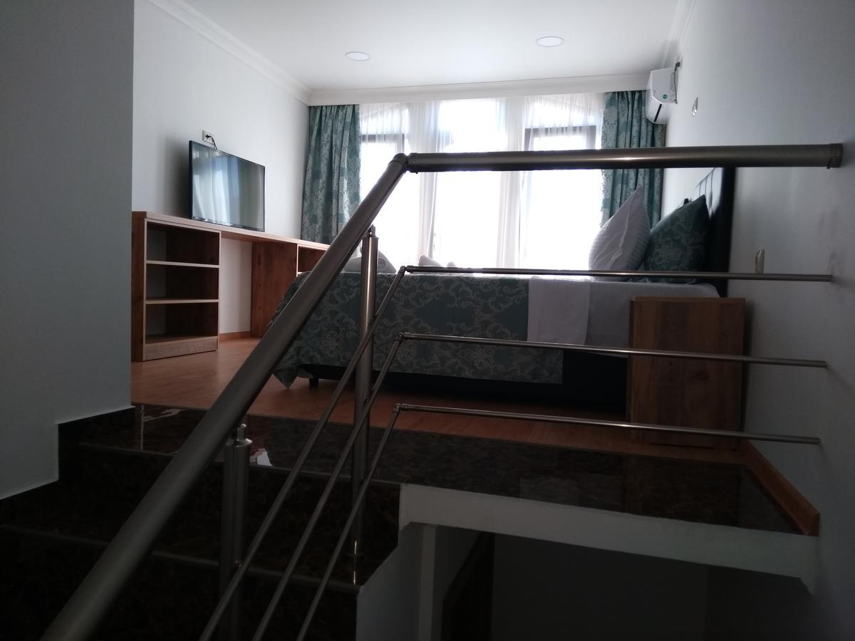 Dzveli Batumi Hotel Bagian luar foto